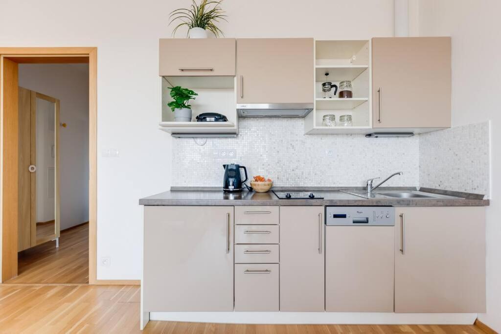 Jt'S Apartments Korunni Str. Prague Luaran gambar